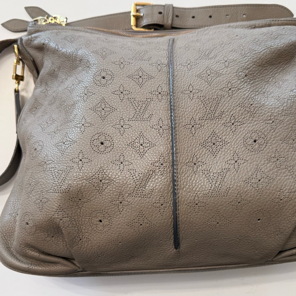 Like new Authenticated Taupe Louis Vuitton MM Mahina Selene excellent + Shop bag - Picture 6 of 15